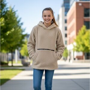 ZELLA Cozy Faux Shearling Pullover (Beige Moonlight)